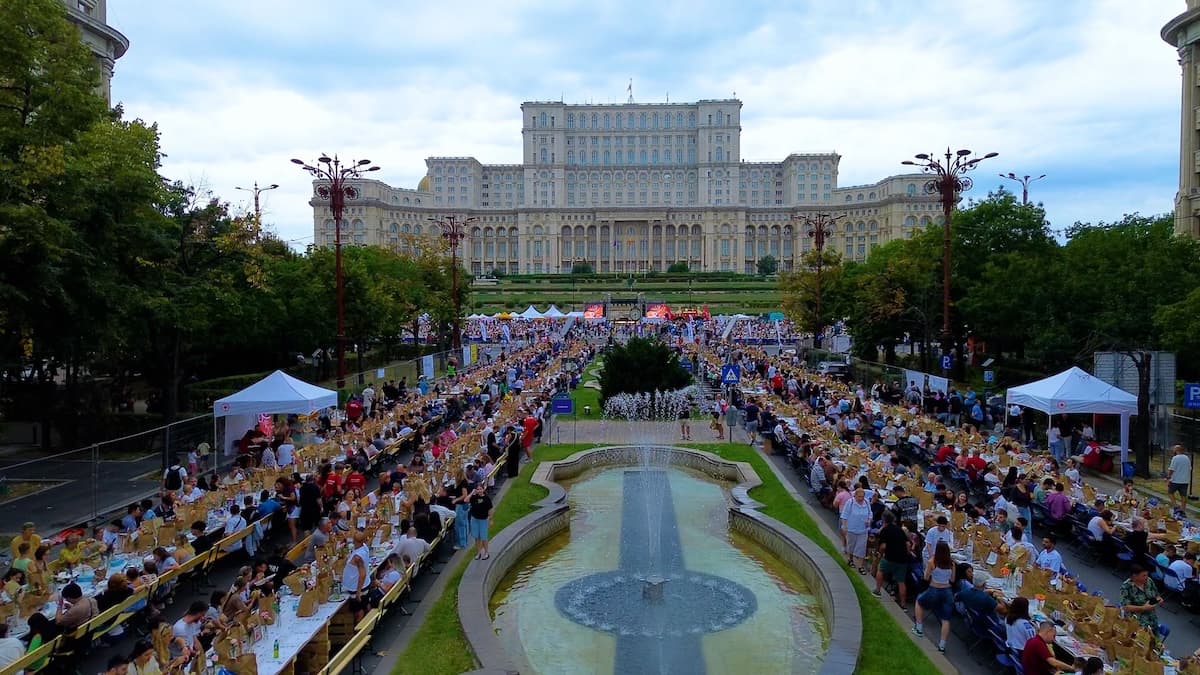 20,000 people gathered at The Table That Unites event in Bucharest.