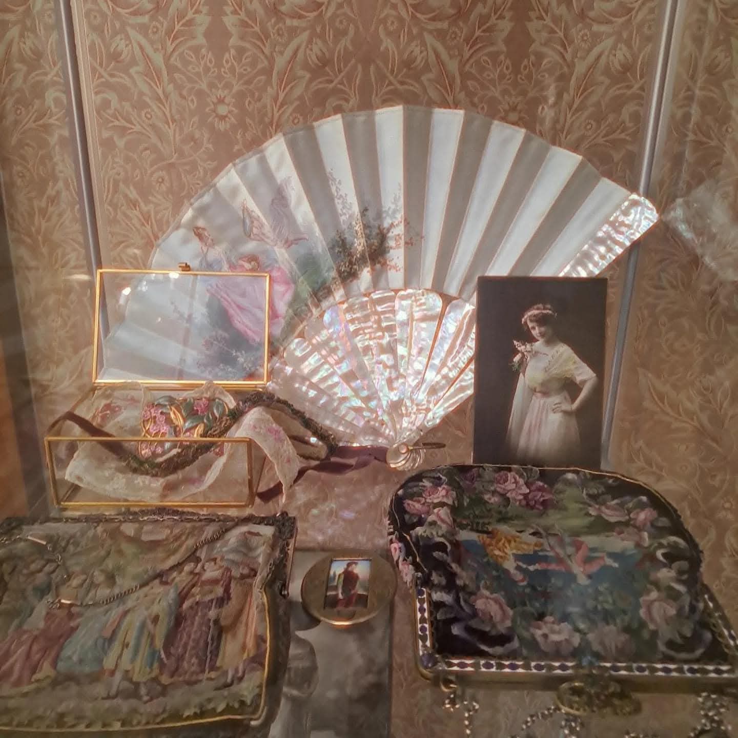 Exhibition explores Bucharest fashion from the 19th century to the 1940s