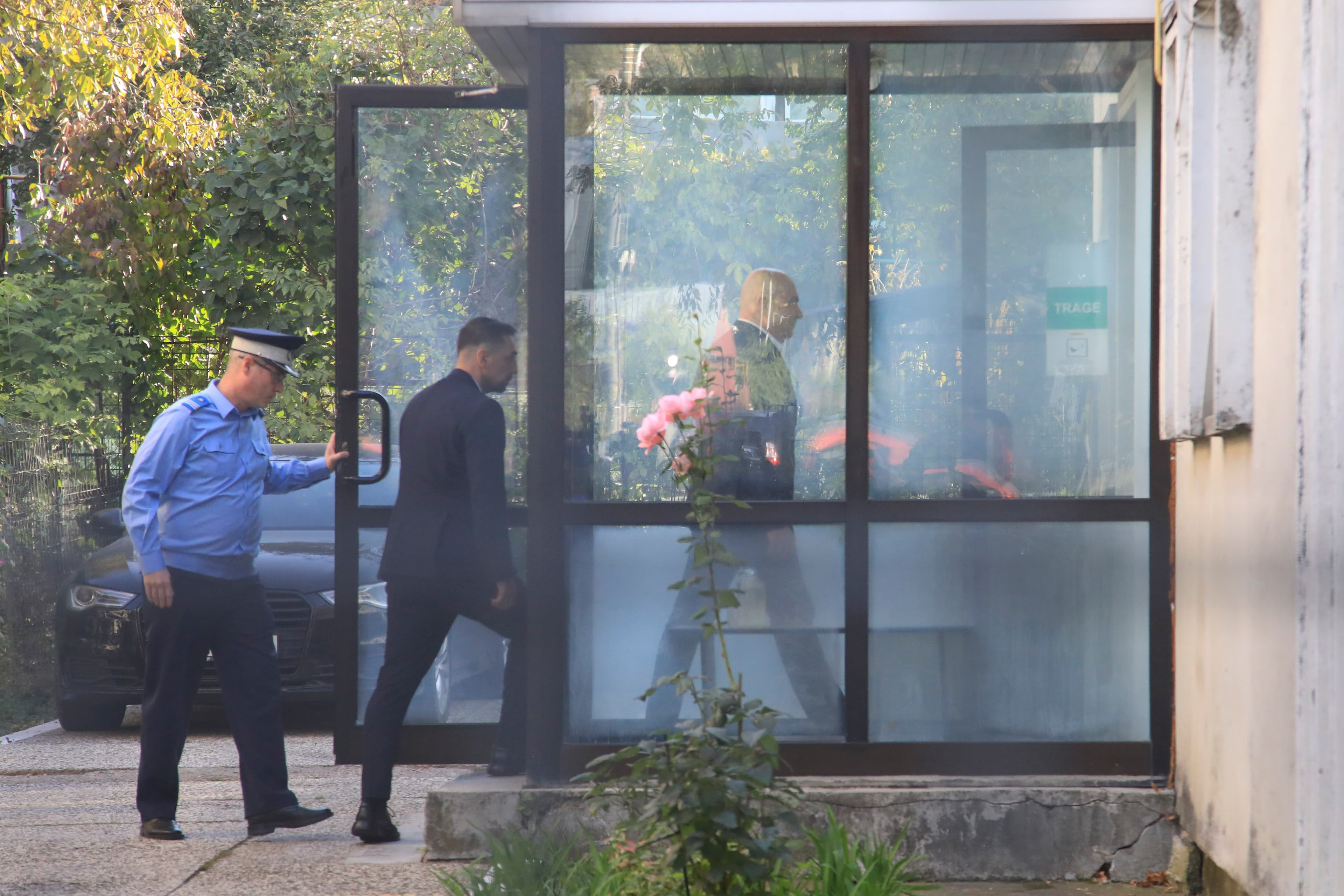 Ilie Bolojan entering DNA Iasi headquarters.