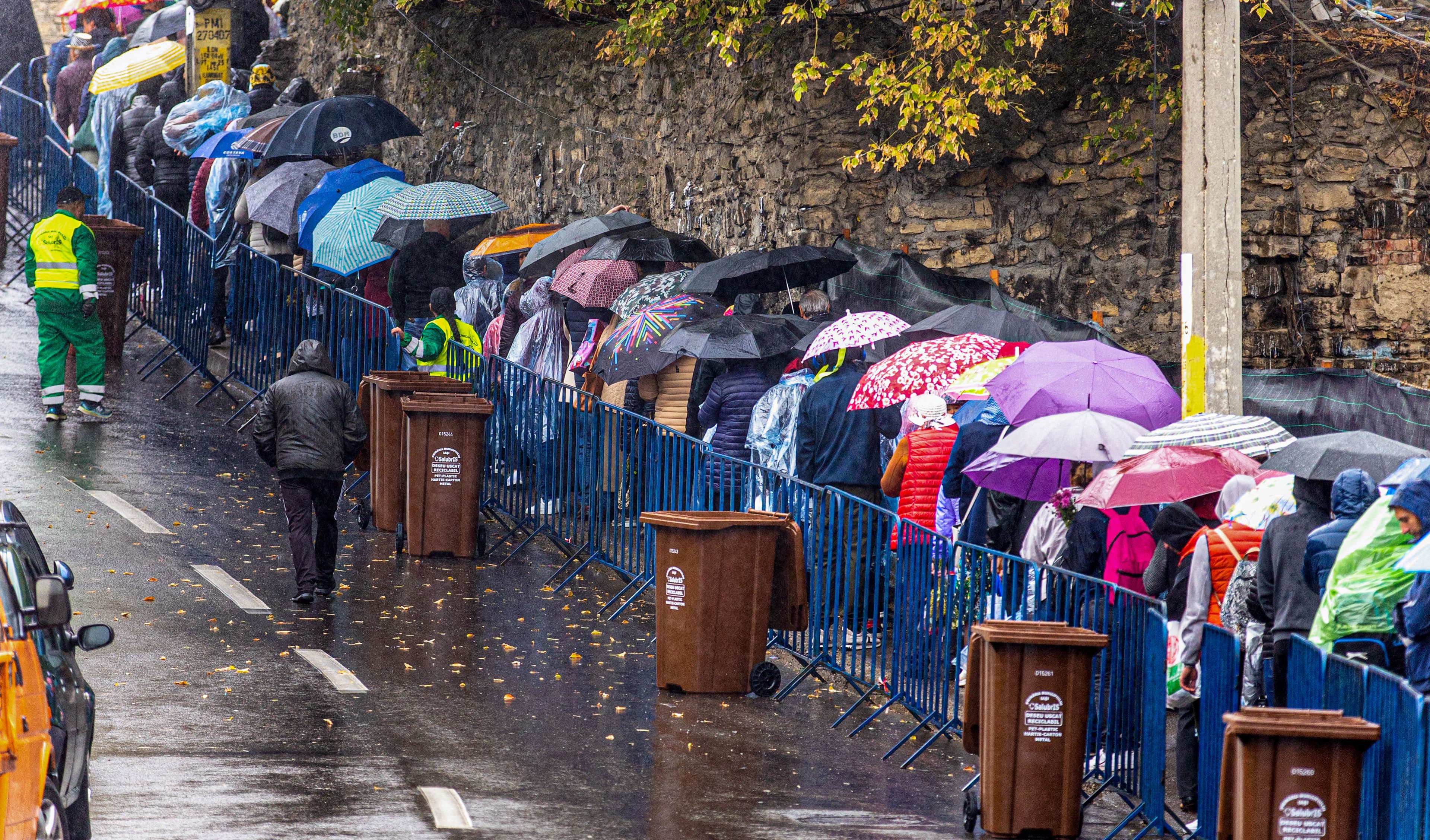 Line of pilgrims waiting to seeSaint Parascheva's remains