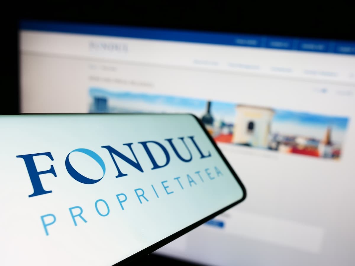Fondul Proprietatea on smartphone screen.