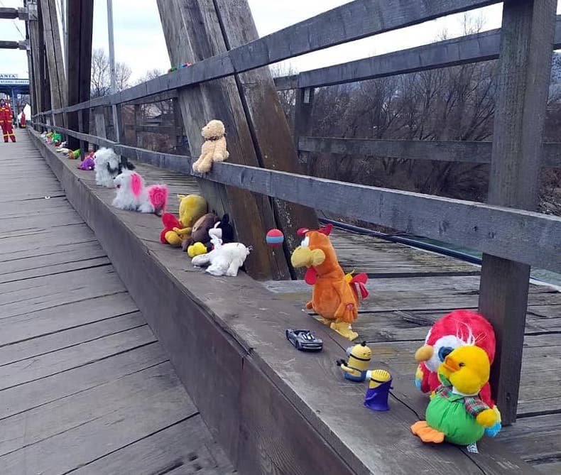 Romanian photo of the day: “Toys’ bridge” between Romania and Ukraine