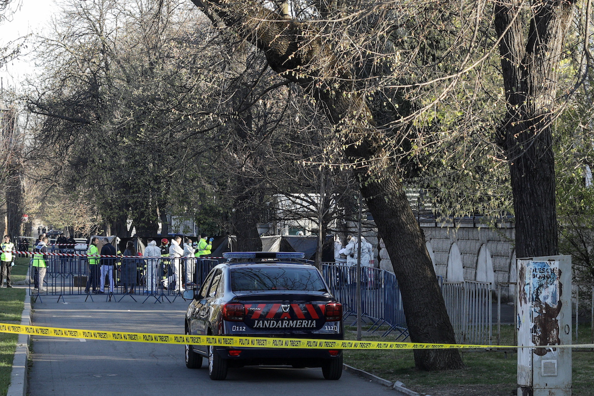 O mașină s-a izbit de poarta Ambasadei Rusiei la București, ucigându-și șoferul