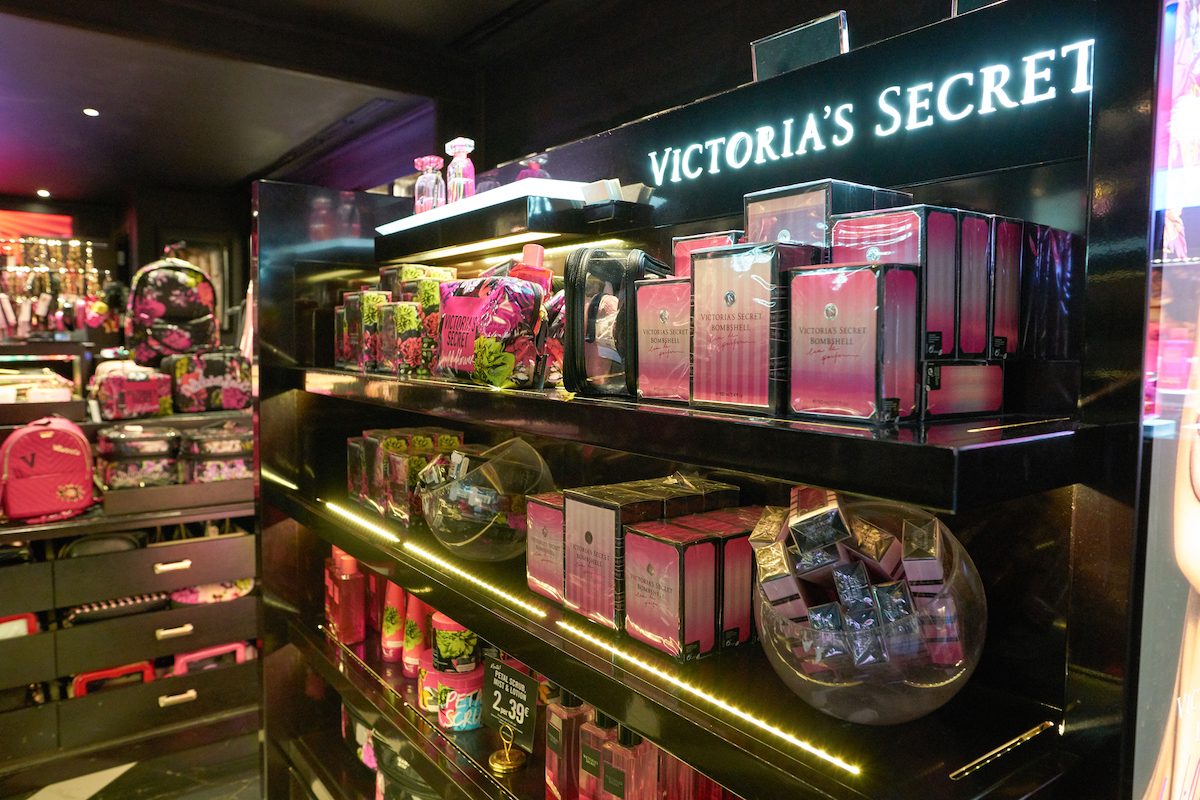 Uitdrukkelijk Inspiratie verrader Thousands come to the opening of the first Victoria's Secret shop in  Romania | Romania Insider