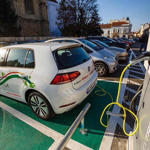 Cluj-Napoca City Hall opens free charging stations for electric cars