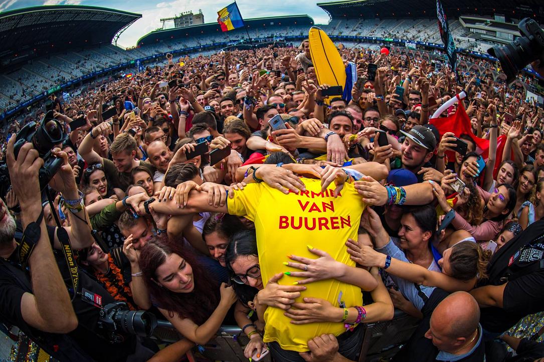 Famous Dj Armin Van Buuren Entertains Romanian Festival Crowd For 7 Hours Romania Insider