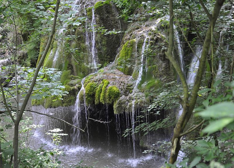 Western Romania: Part of Bigăr waterfall collapses ...