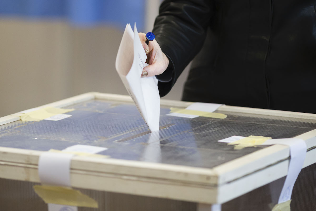  AUR domină preferințele de vot în România, partidele tradiționale în pierdere de teren