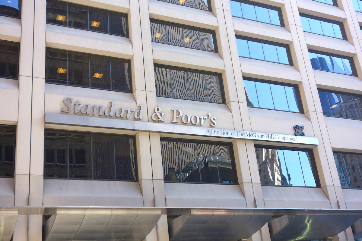 S&P confirmă ratingul “BBB- al României, menținând perspectiva negativă în ciuda măsurilor fiscale recente