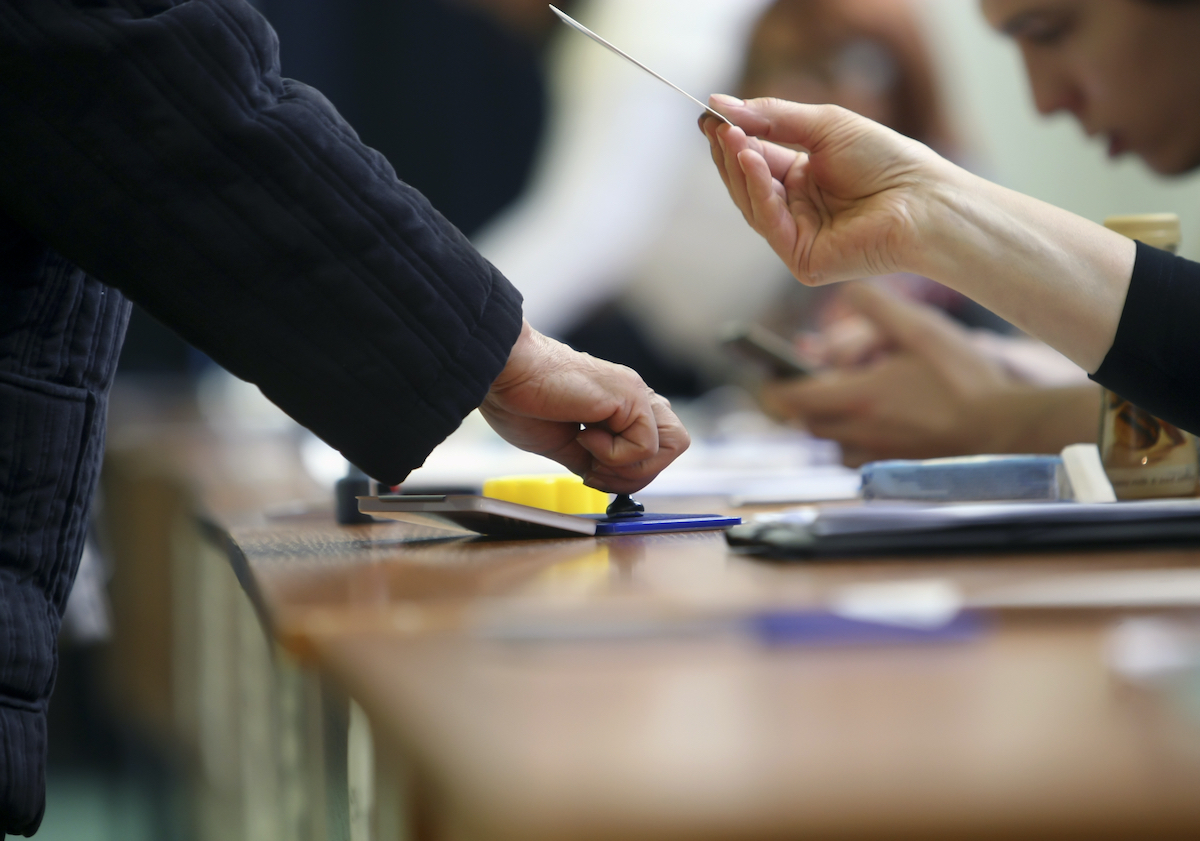 More Romanians believe voting should be mandatory, survey reveals
