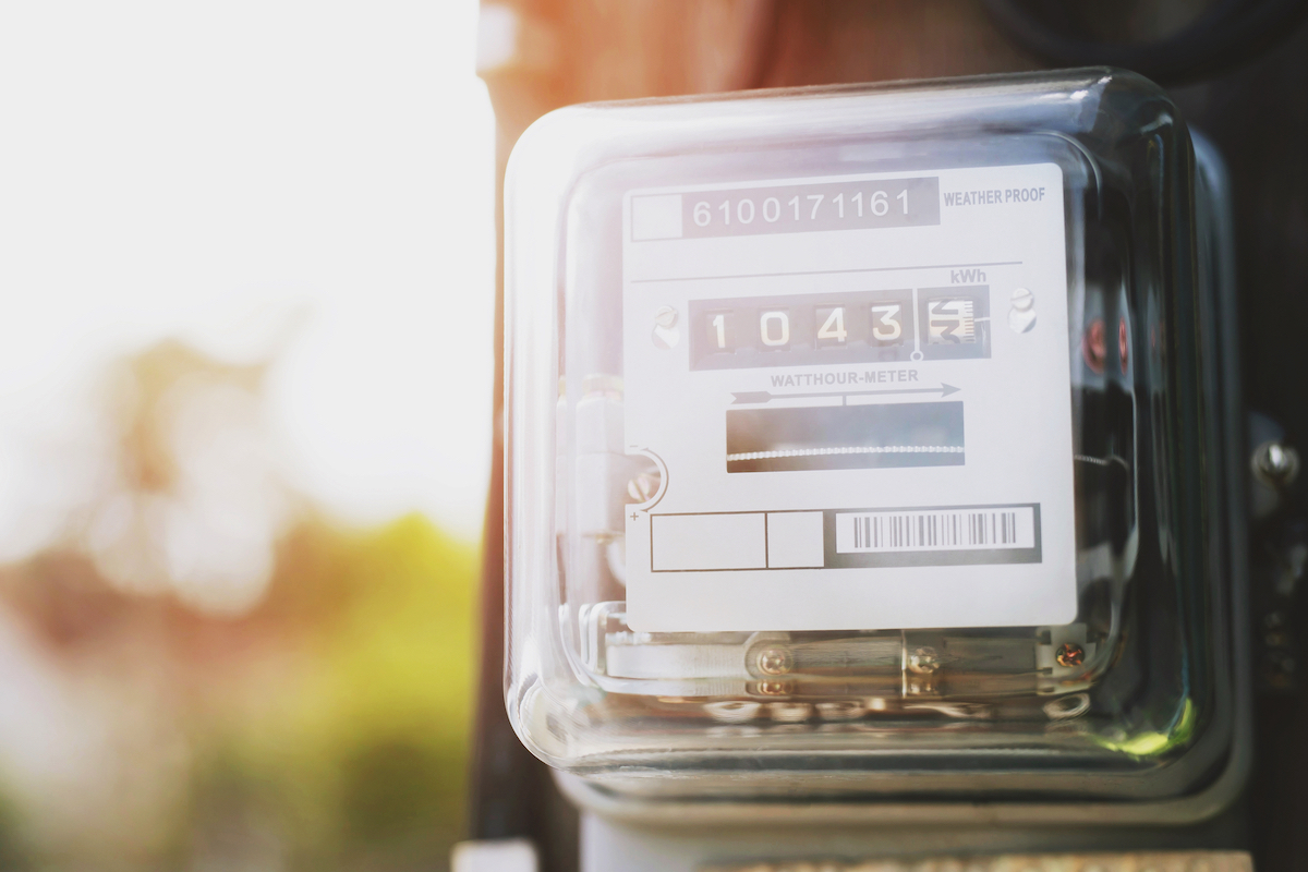 Peste 100.000 de români au ales noi contracte de electricitate înainte de liberalizarea pieței