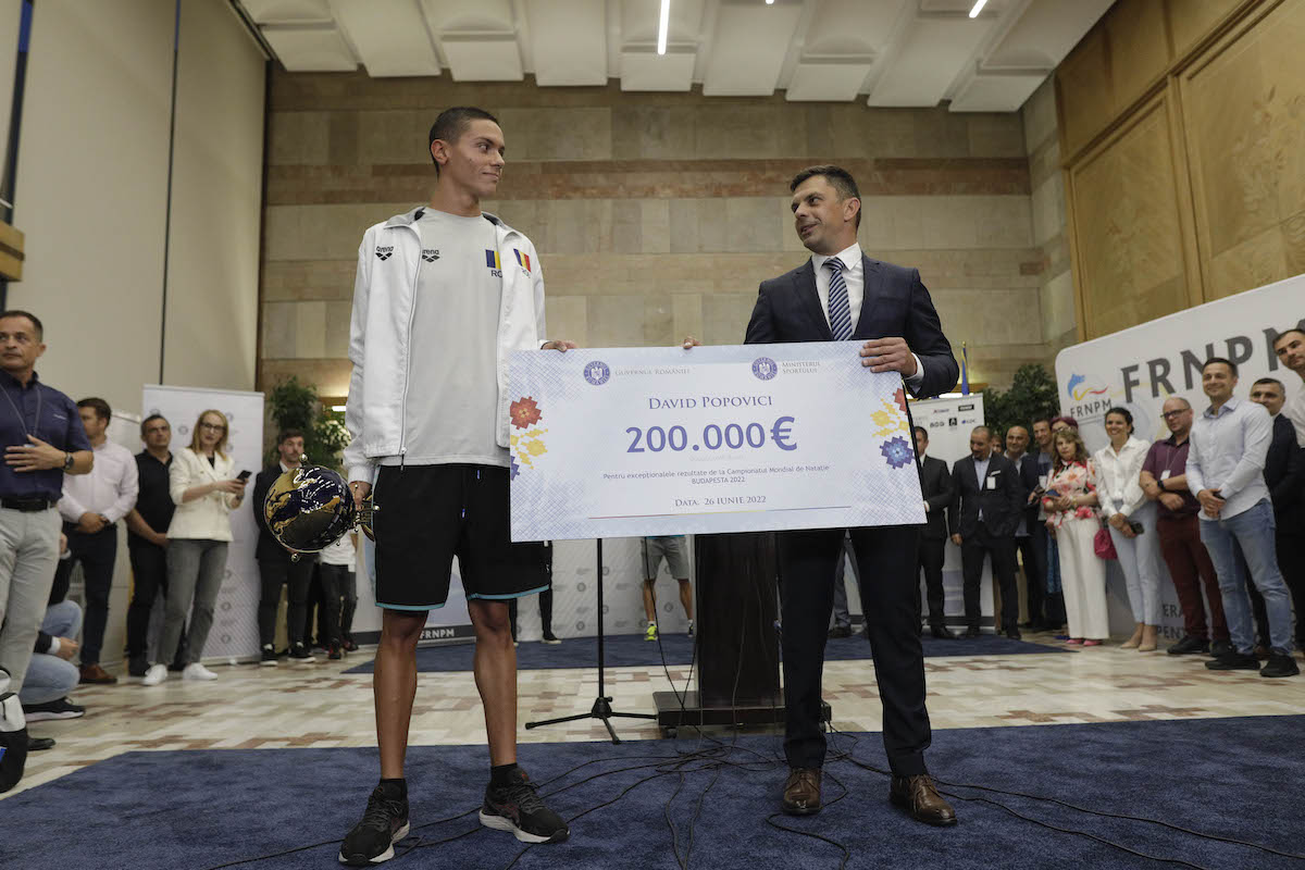 Guvernul României oferă o recompensă de 200.000 de euro starului de înot David Popovici