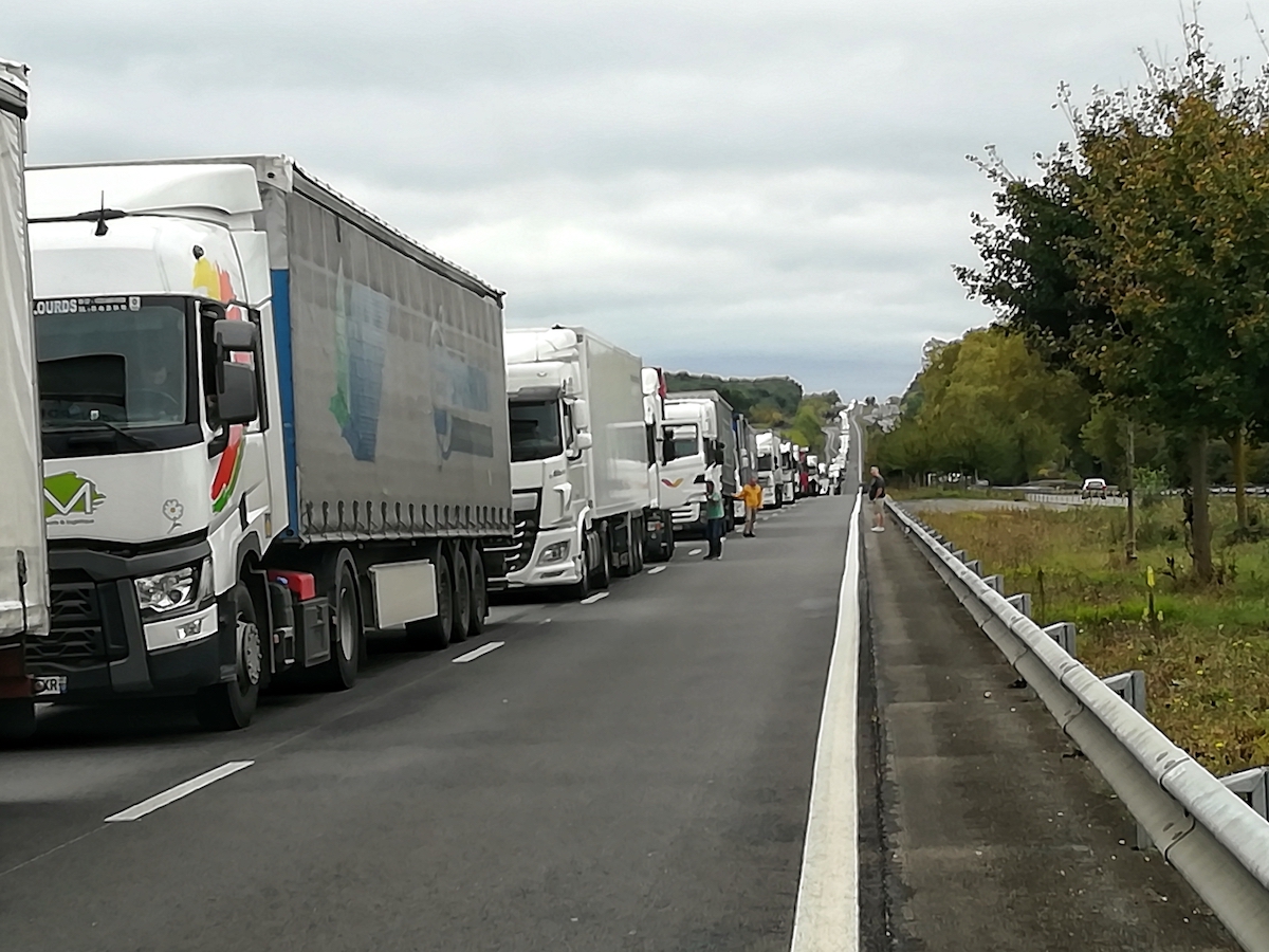 Kamionok százai rekedtek Románia ukrajnai és magyar határán
