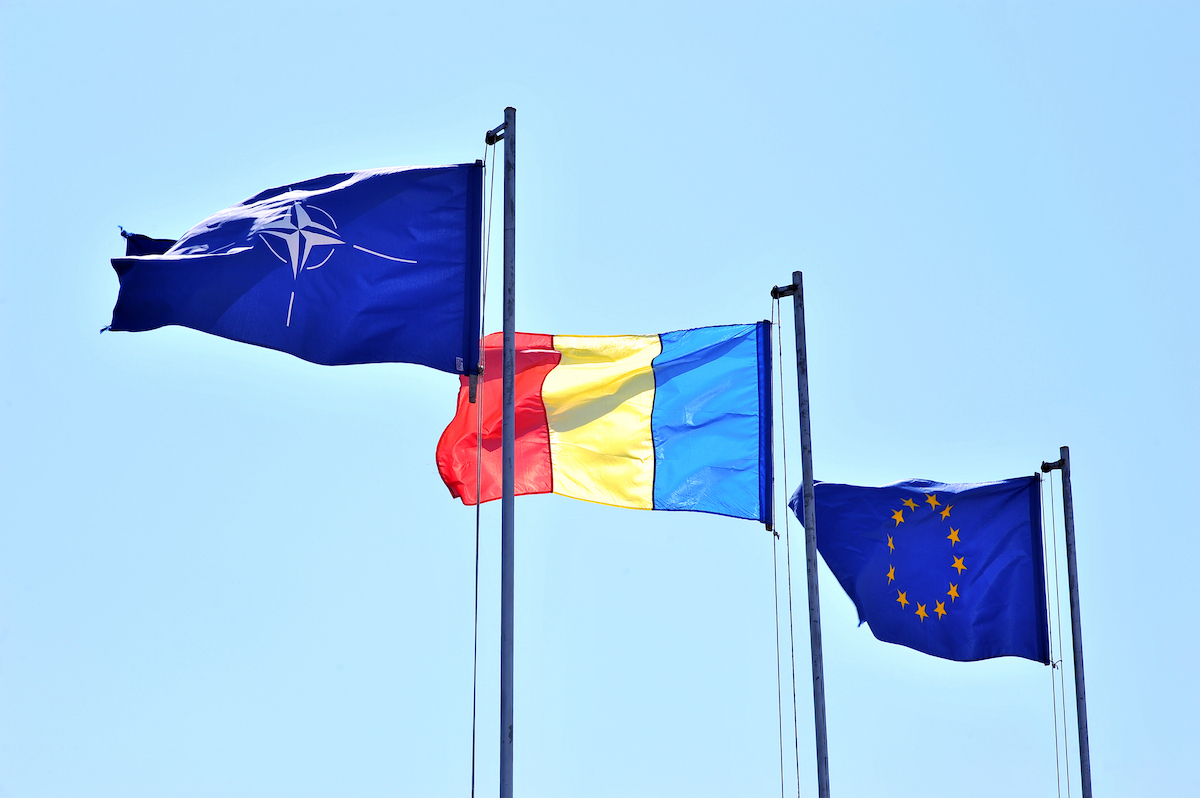 Aproape 80% dintre români sprijină întărirea legăturilor cu Vestul, UE și NATO