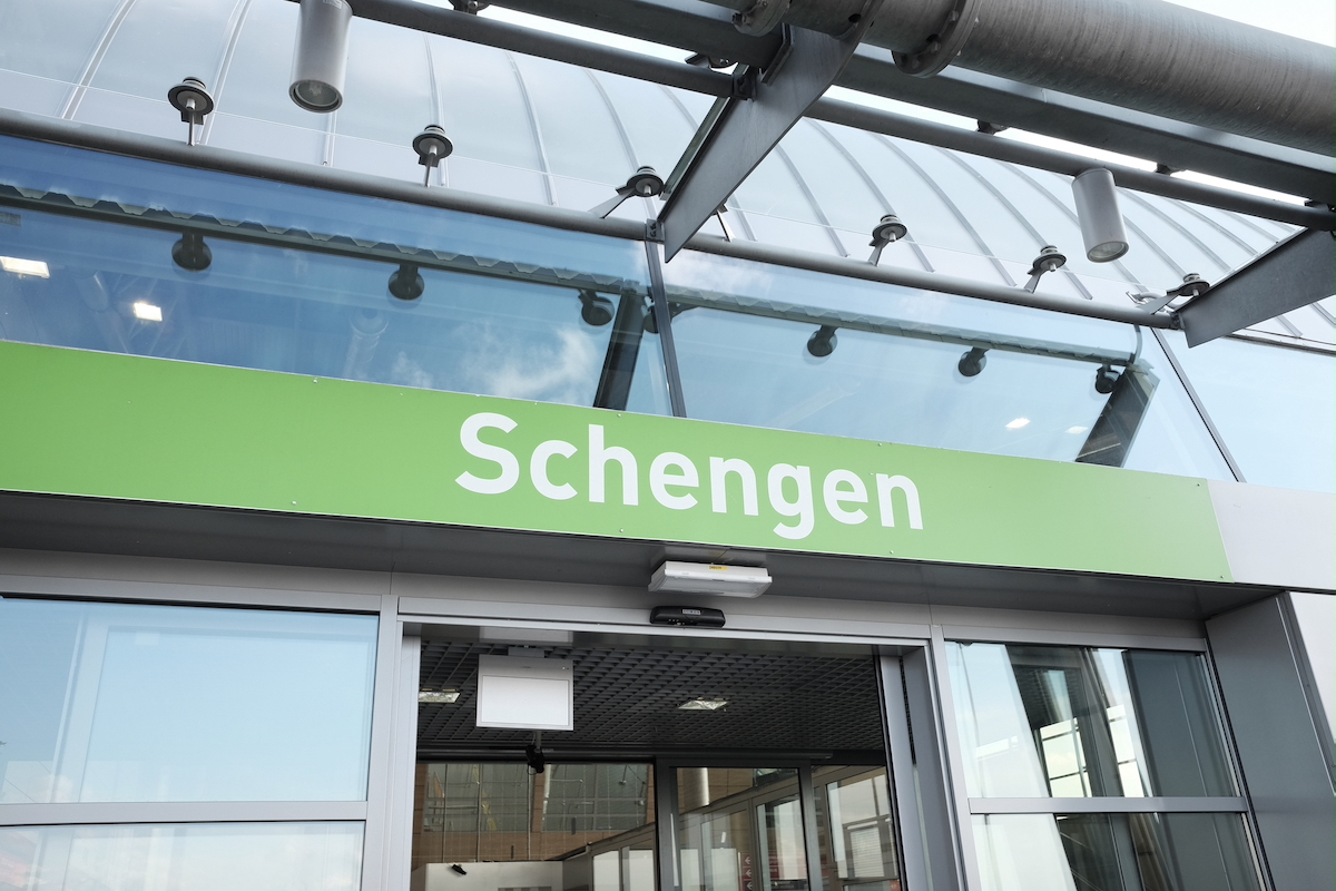 MEPs complain Romanians still checked on Schengen airports