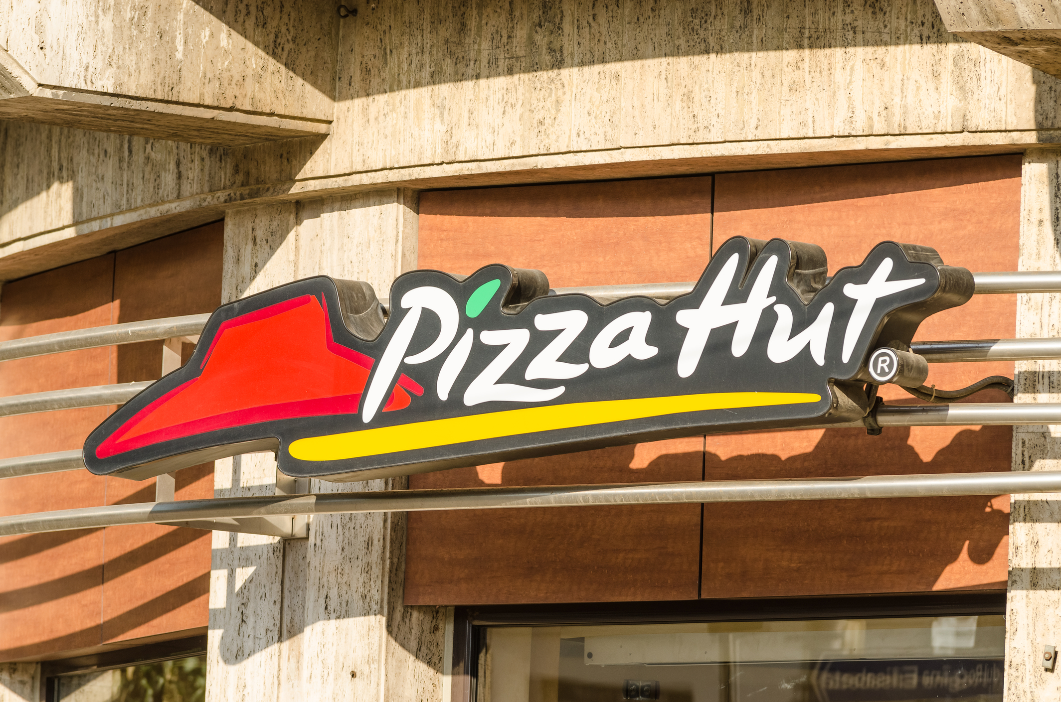 Pizza Hut closes down a third of Romanian restaurants as consumers rationalize spending