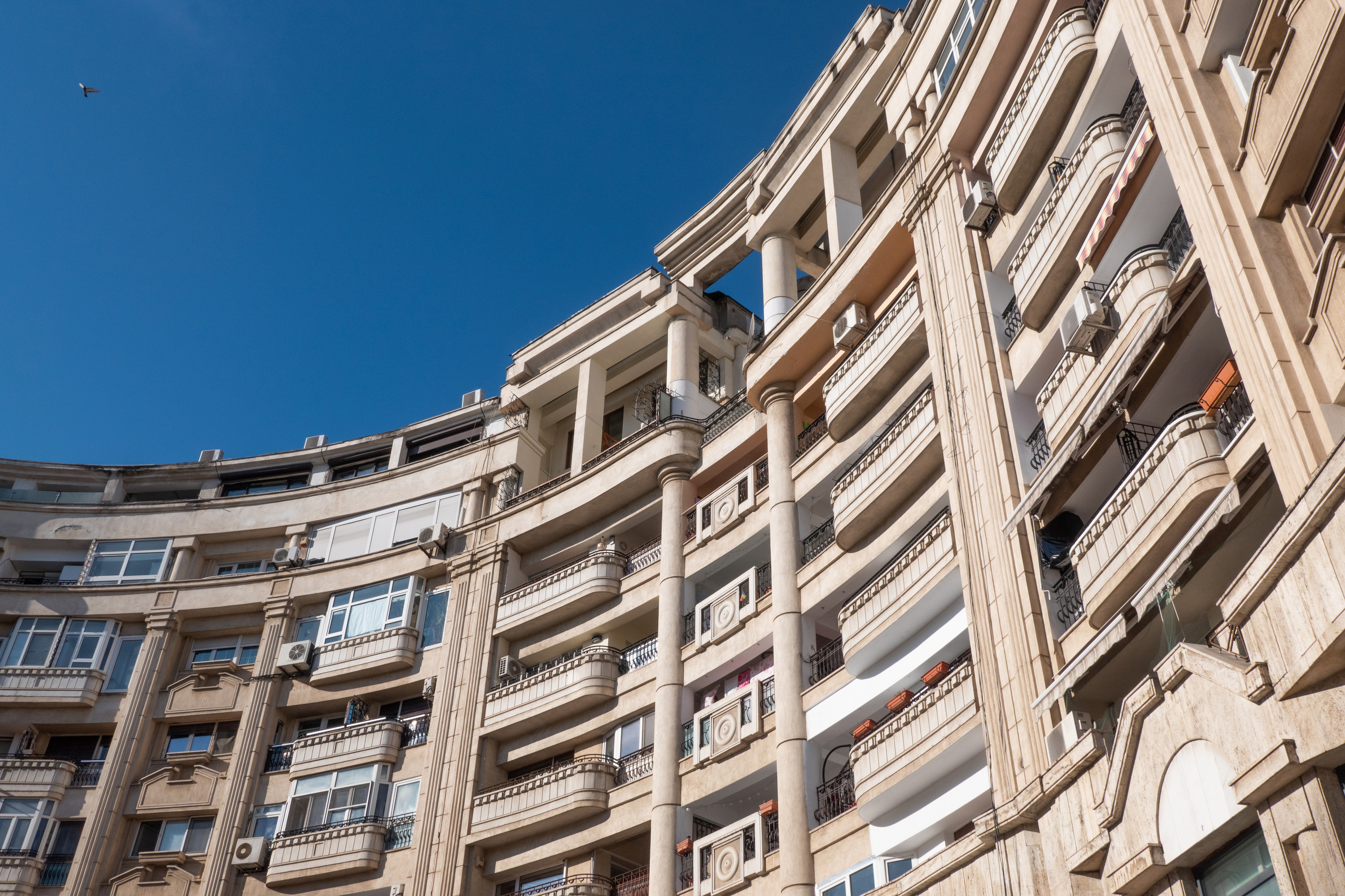 Tranzacțiile cu apartamente în România scad cu 9% în primele patru luni din 2025, dezvăluie Colliers