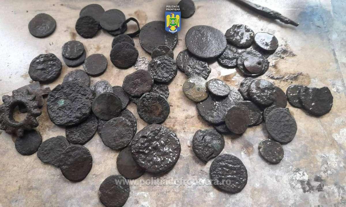 Ancient coins found on Bulgarian treasure hunters by Romanian border police