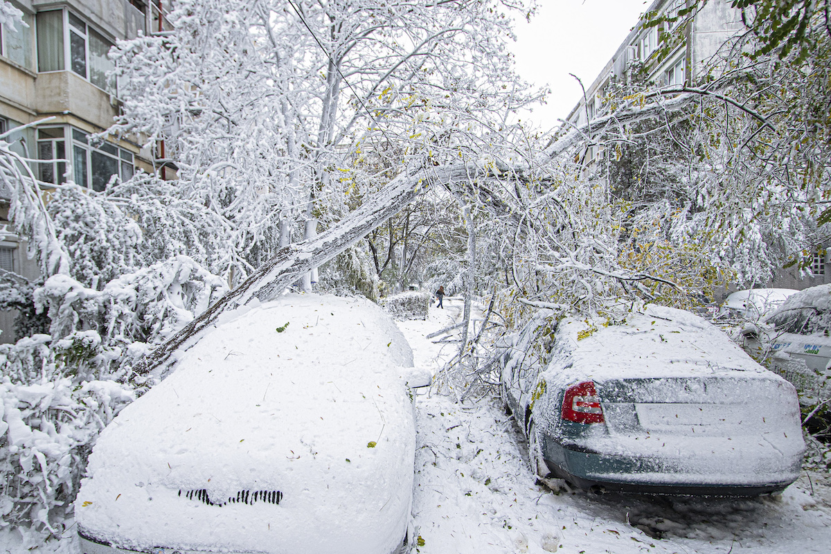 Cold weather grips Romania, closing roads and leaving hundreds of thousands without electricity