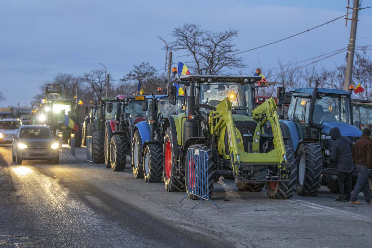 Romanian farmers warn of blocking customs points again
