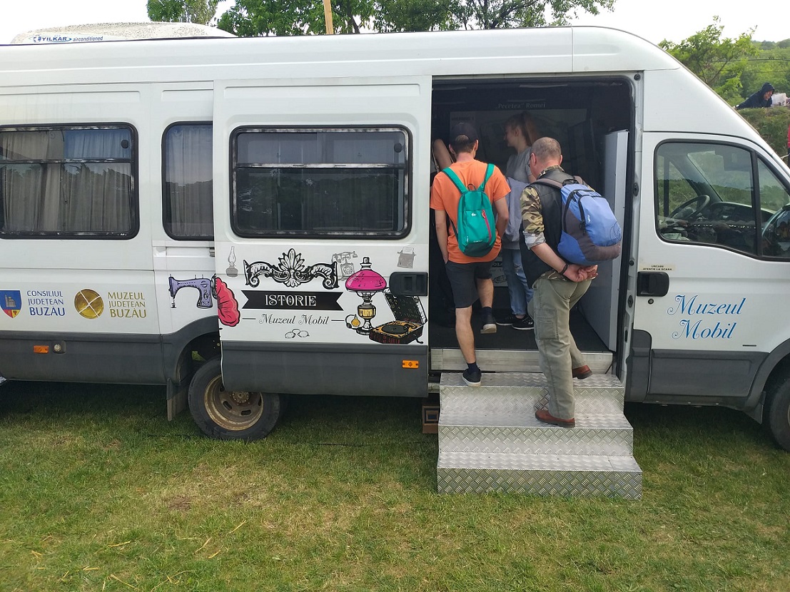 Museum Bus: Project in Romania’s Buzău county brings museum to pupils in rural areas