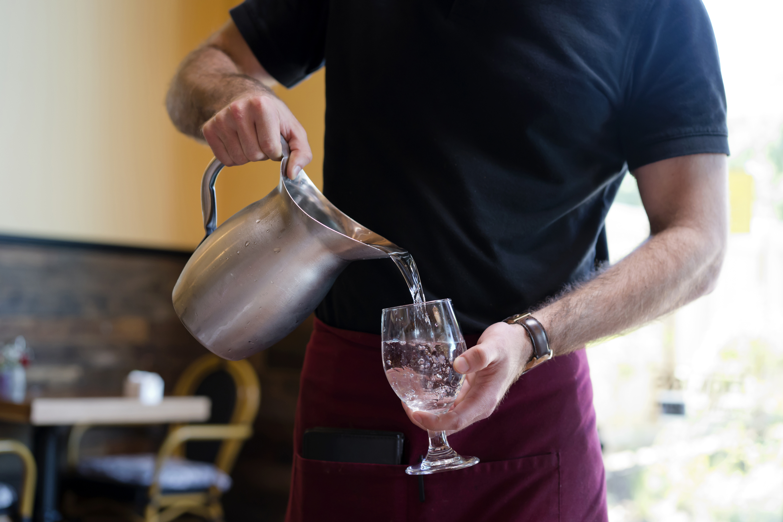 New law obliges restaurants in Romania to provide customers with free tap water