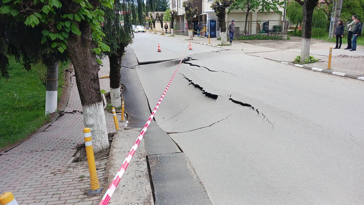 Residents evacuated after street collapses in Romania’s Slănic town