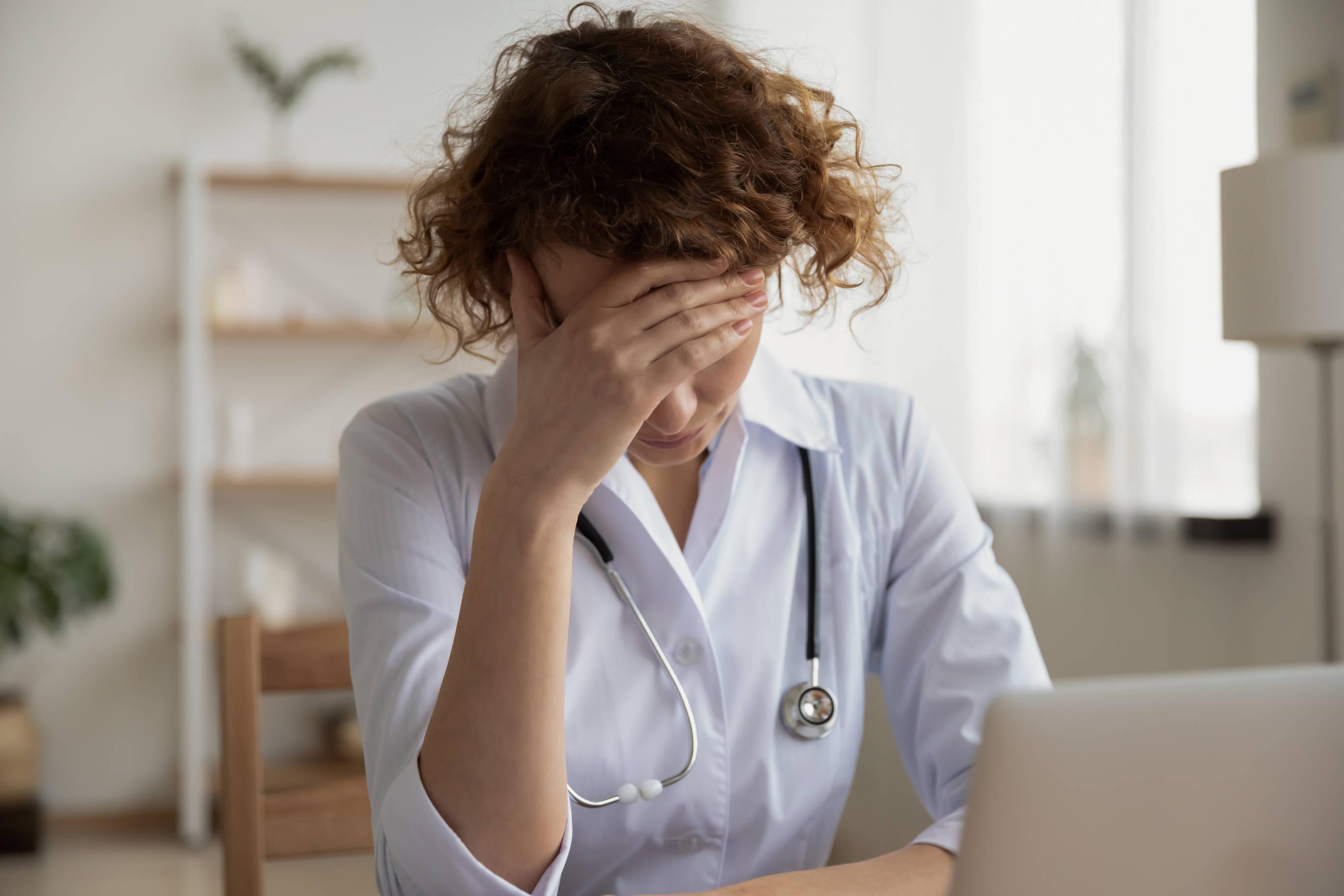 Study: Third of doctors in Romania experiencing burnout, half of young doctors want to go abroad
