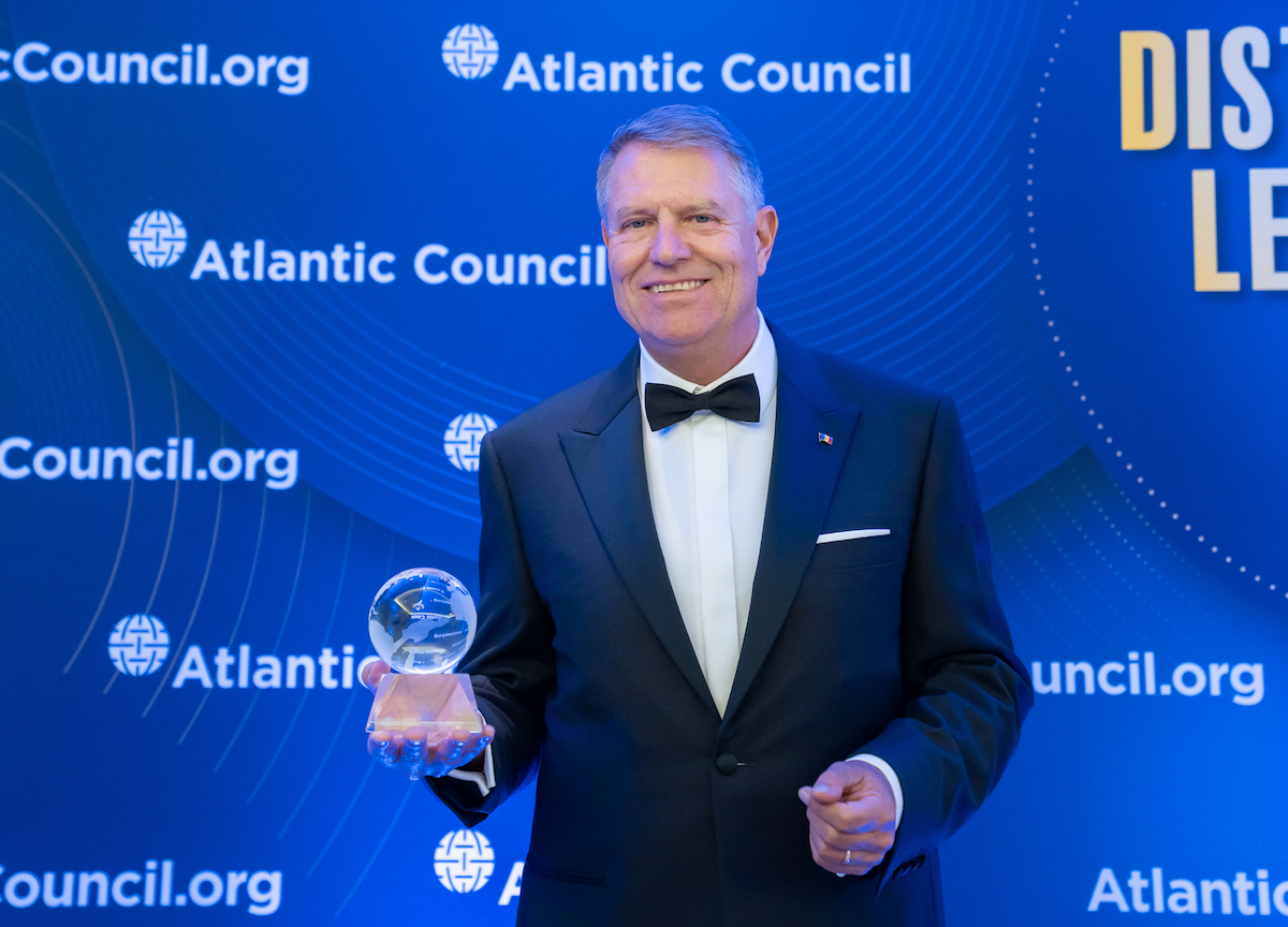 Romanian president receives Atlantic Council’s Distinguished Leadership Award in Washington
