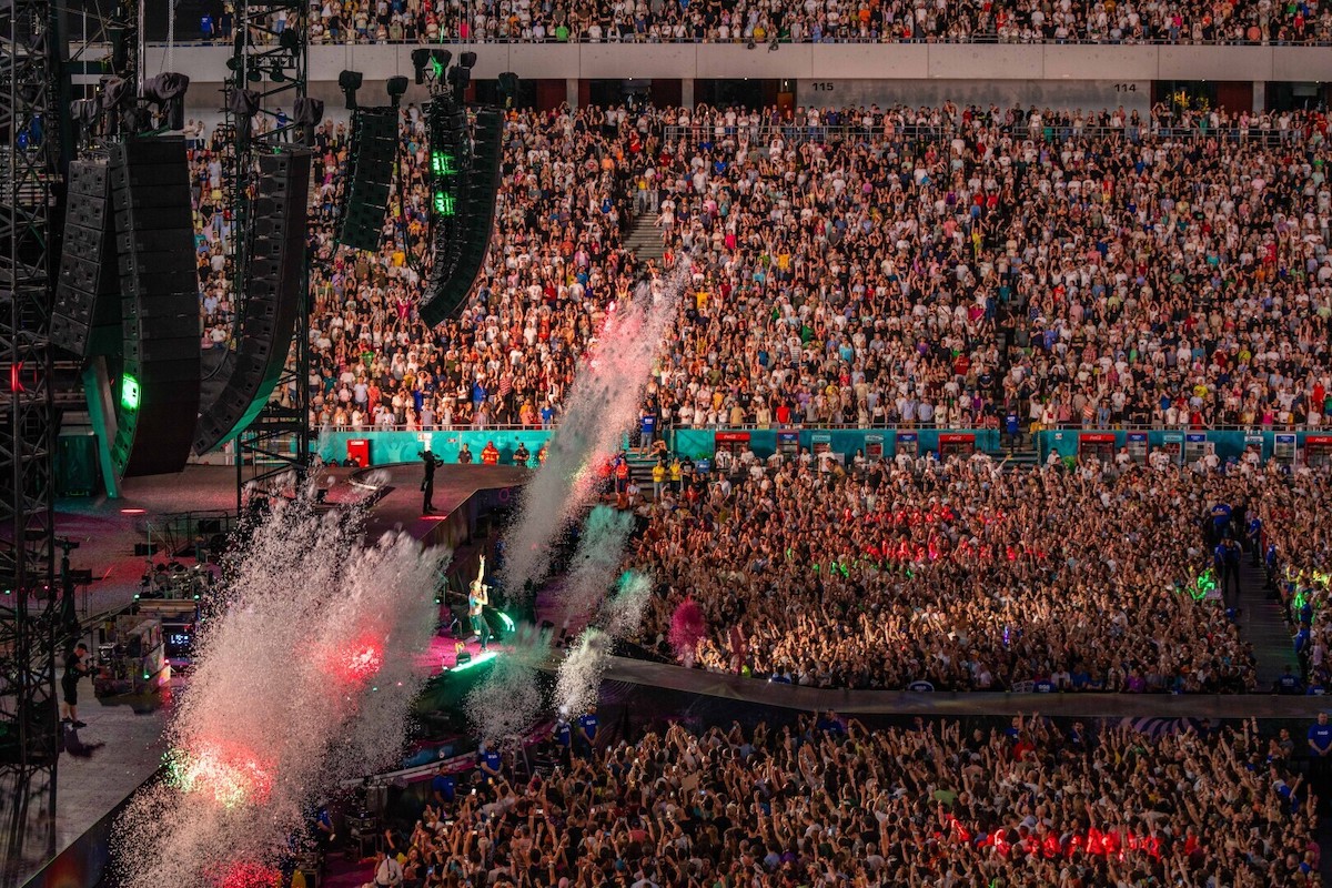 Booed manele singer joins second Coldplay concert in Bucharest, crowd friendlier this time