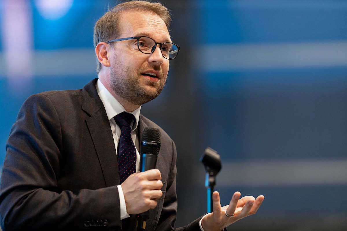 Dominic Fritz își anunță intenția de a deveni liderul USR, vizând o strategie centristă pentru viitorul partidului reformist românesc.
