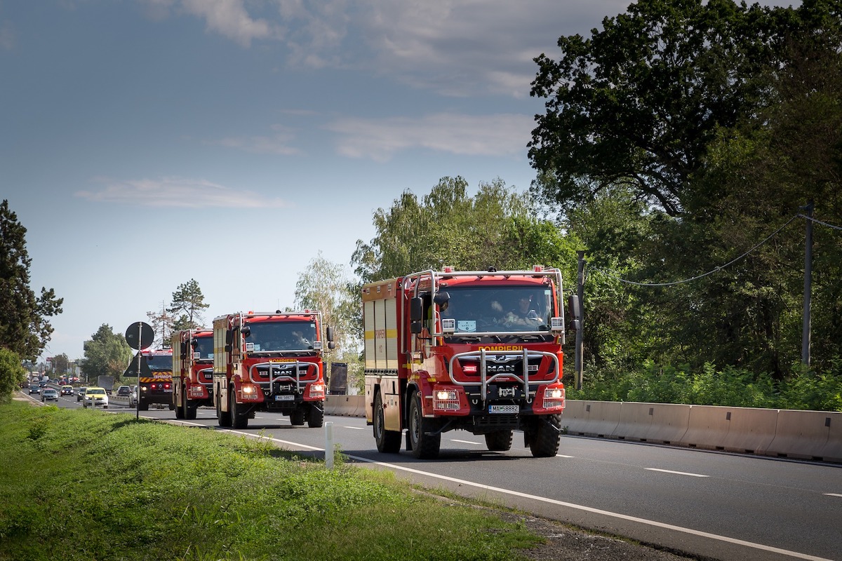 Romanian firefighters join efforts to battle wildfires in Greece