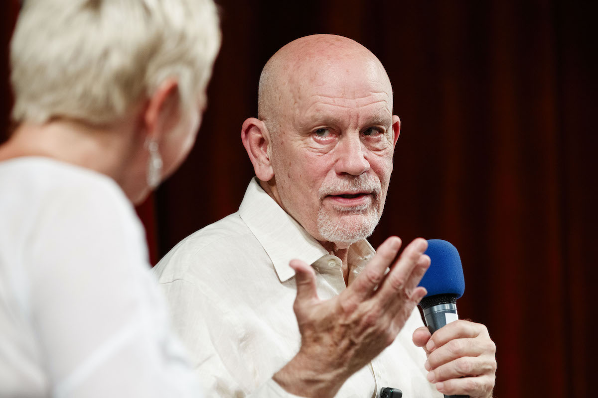 Actorul John Malkovich dezvăluie că testele ADN arată că este aproape pe jumătate român.