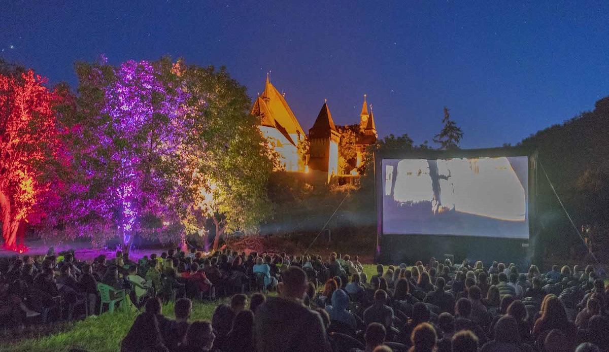 Festivaluri de film și proiecții în aer liber pentru serile călduroase