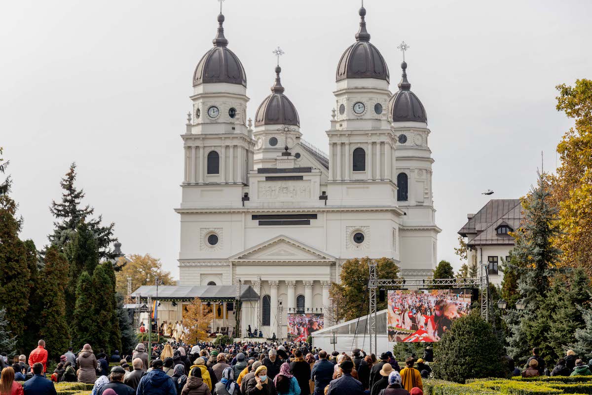 About 300,000 pilgrims expected in Iaşi to pray at the holy relics of St. Parascheva