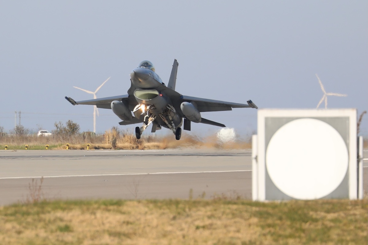 Olanda transferă 18 avioane F-16 către România pentru centrul de antrenament NATO, consolidând rolul defensiv al țării până la finalul anului 2025.