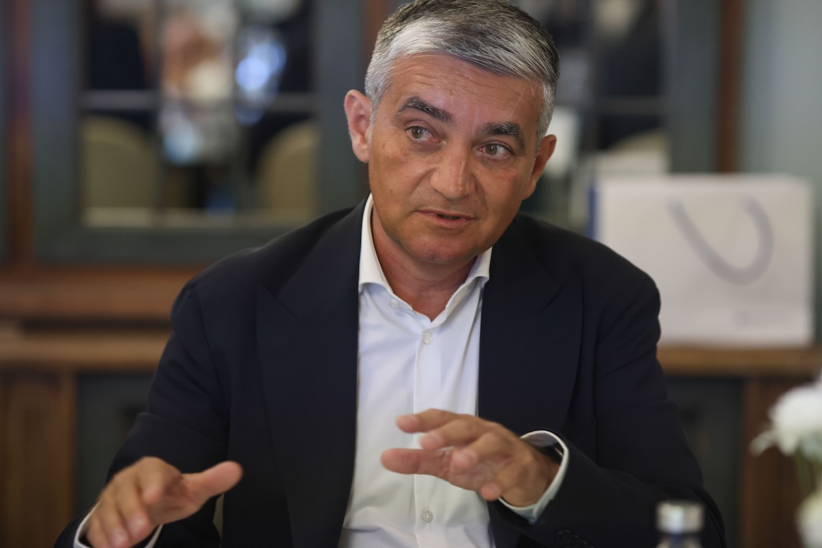 Tribunalul București dispune arest preventiv pentru primarul din Sinaia, la cererea DNA, după încălcarea controlului judiciar și acuzații de corupție.