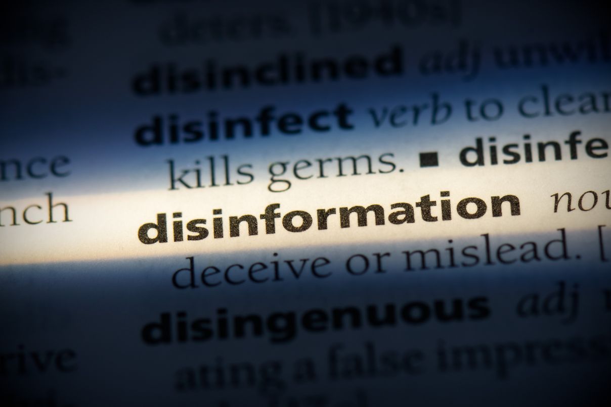 Organizația pentru Drepturile Omului APADOR-CH cere clarificări președintelui Nicușor Dan asupra politicii de combatere a dezinformării și protejarea libertății de exprimare în România.