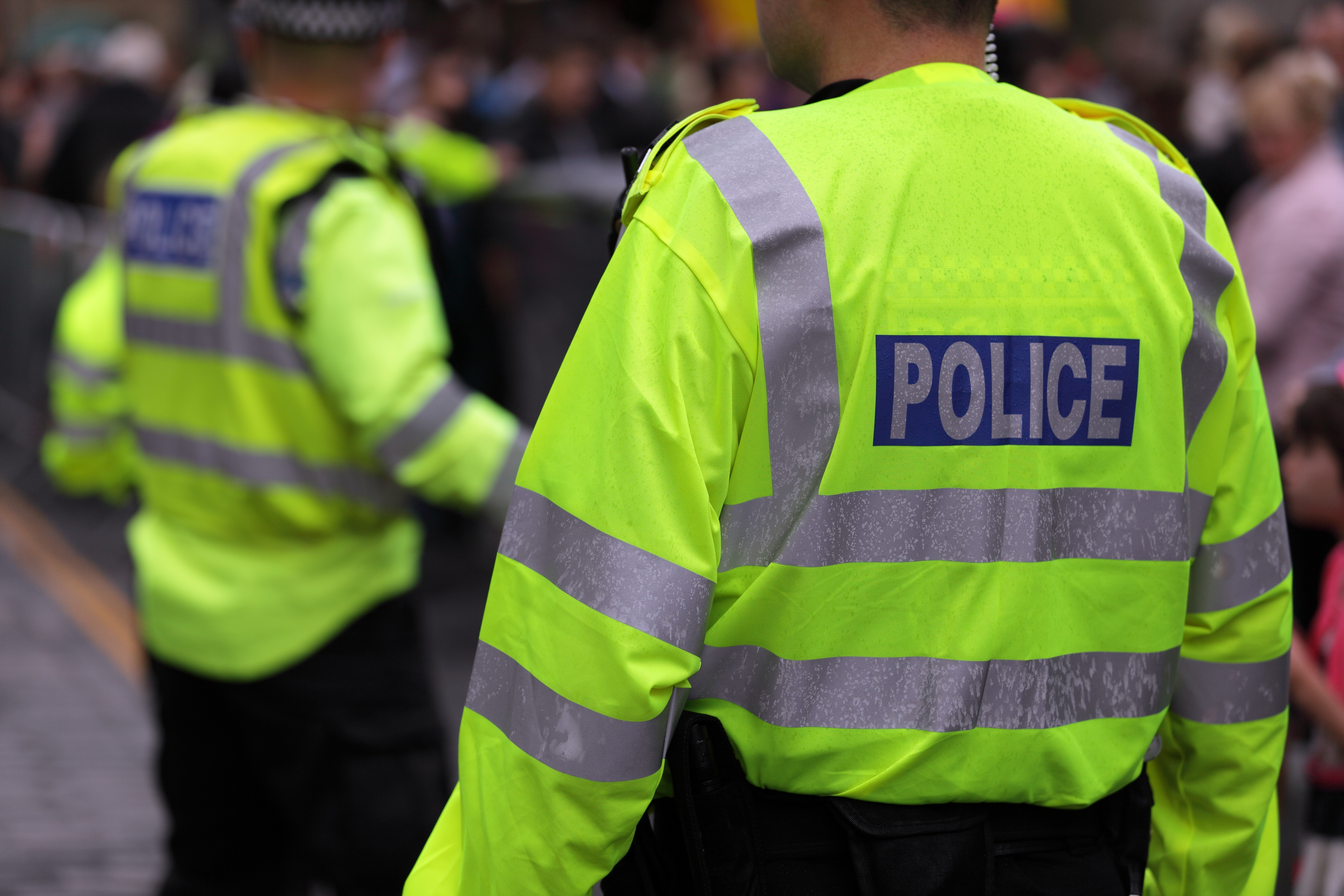 Proteste violente în Irlanda de Nord după acuzațiile de viol împotriva a doi băieți români de 14 ani în Ballymena