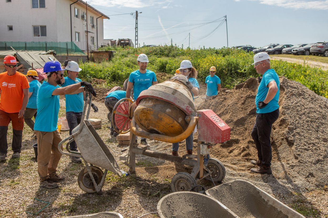  Liderii de afaceri din România construiesc locuințe sociale pentru familii vulnerabile în evenimentul organizat de Habitat for Humanity