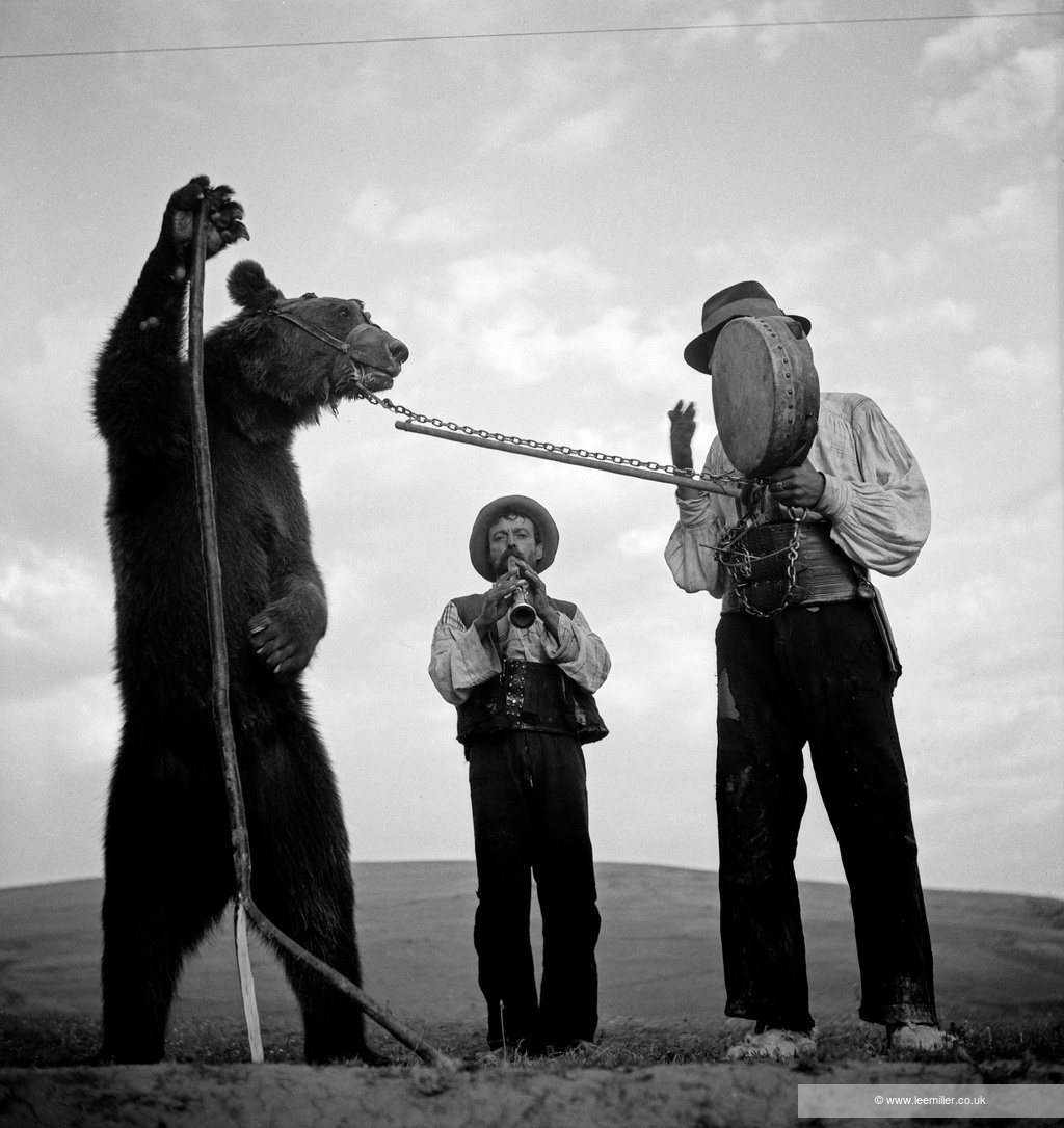 Descoperă România Prin Obiectivul Lee Miller: O Expoziție Unică la Casa Regelui din Viscri