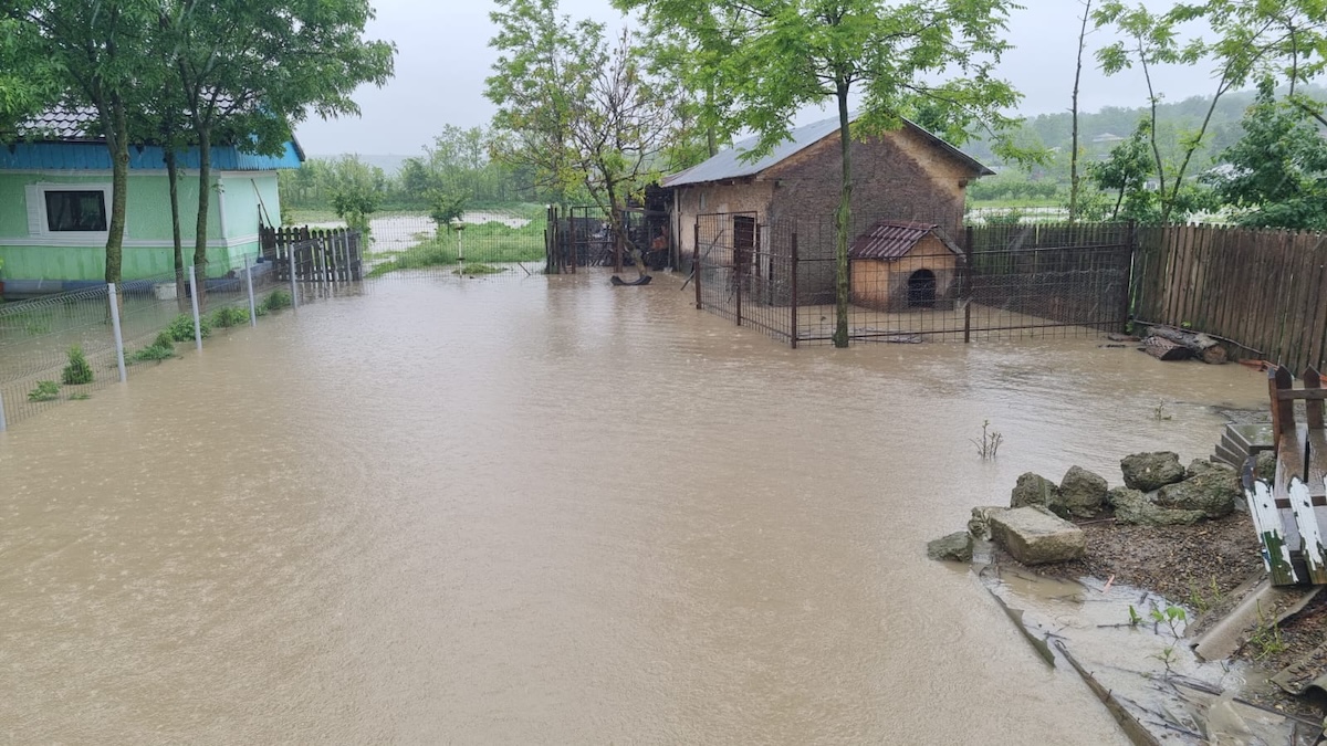 Aproape 400 de persoane evacuate preventiv din patru județe din România din cauza inundațiilor recente