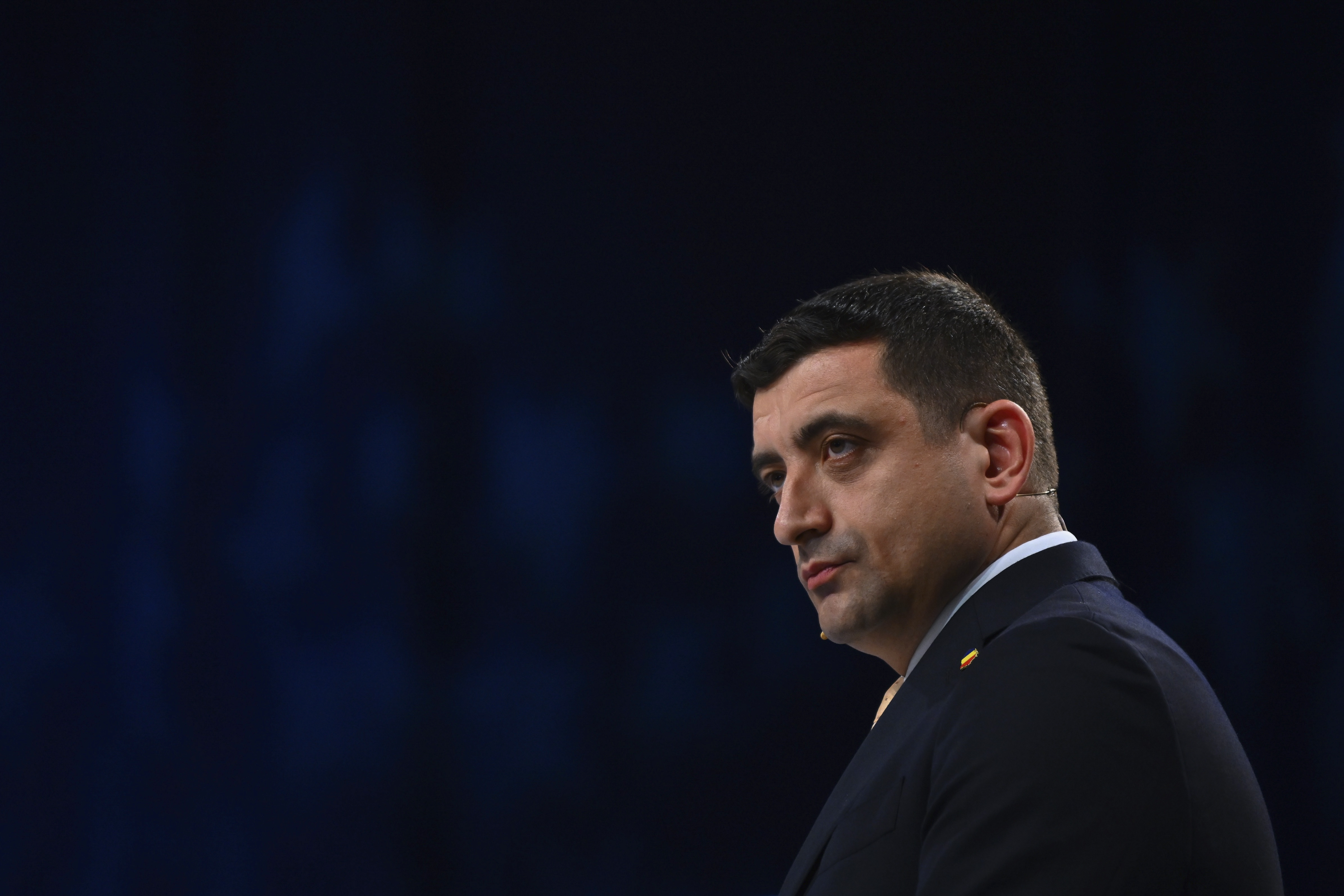 Liderul AUR George Simion mulțumește SUA pentru excluderea României din Programul Visa Waiver, provocând reacții controversate în țară.