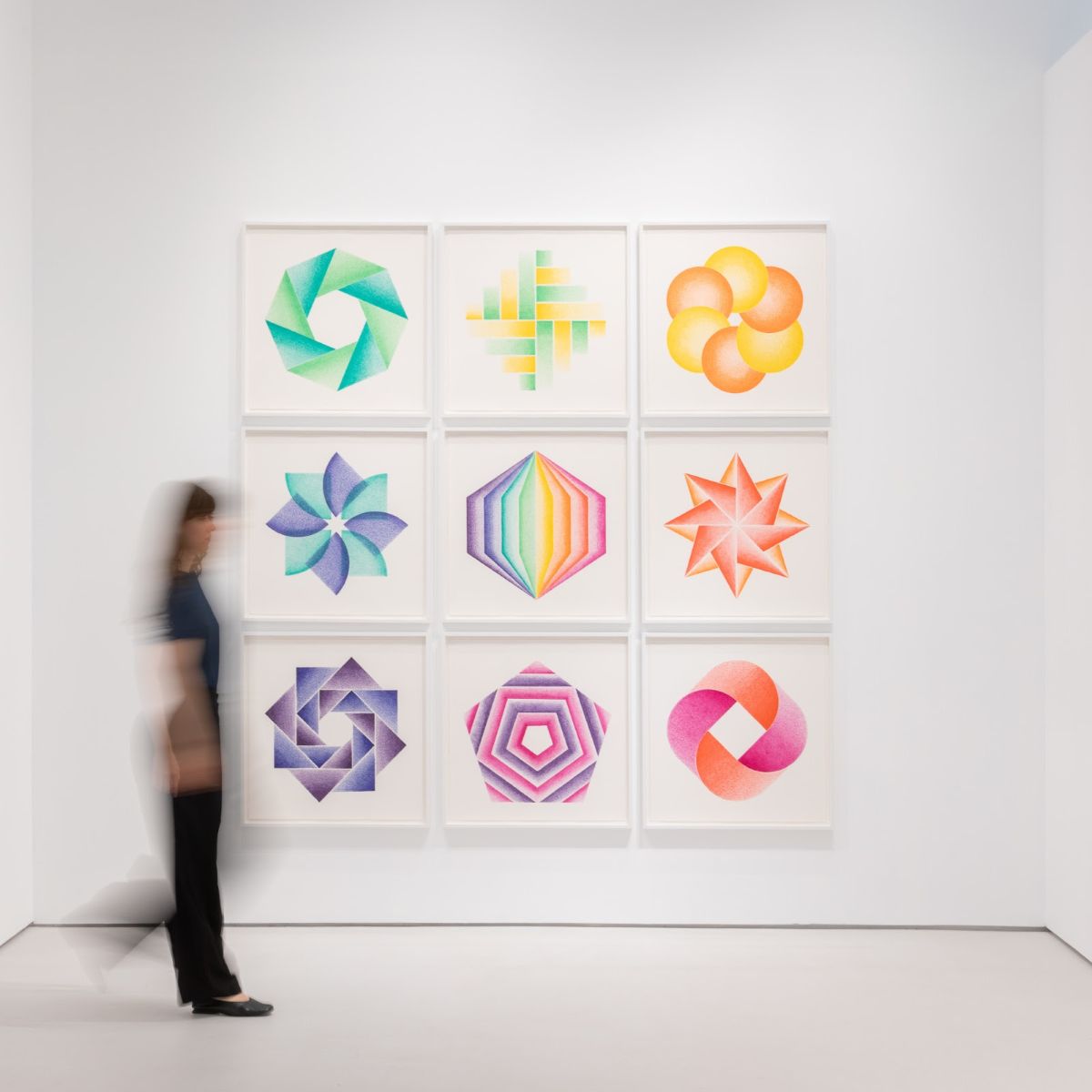 Simbolismul: Expoziție solo Ignacio Uriarte la Gaep, București - Una nouă direcție artistică prin culorile și materialele lucrului de birou
