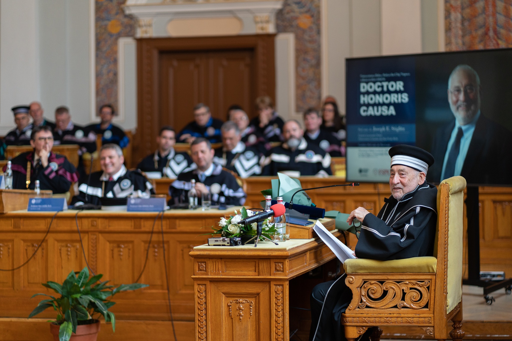 Economie românească: Joseph Stiglitz, laureat Nobel, subliniază importanța stimulării exporturilor în reducerea deficitului la evenimentul din Cluj