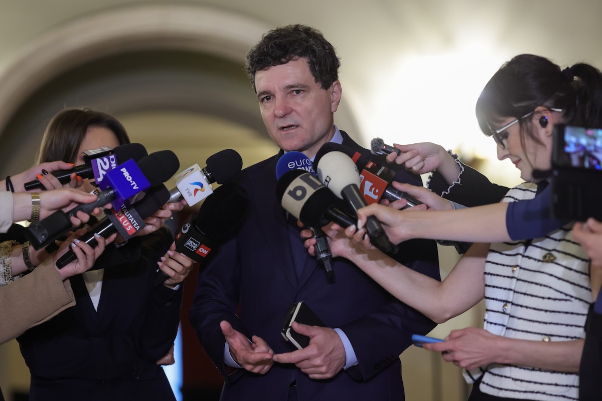 Președintele României respinge opțiunea unui premier tehnocrat, subliniind necesitatea unui guvern politic cu susținere puternică în contextul discuțiilor actuale.