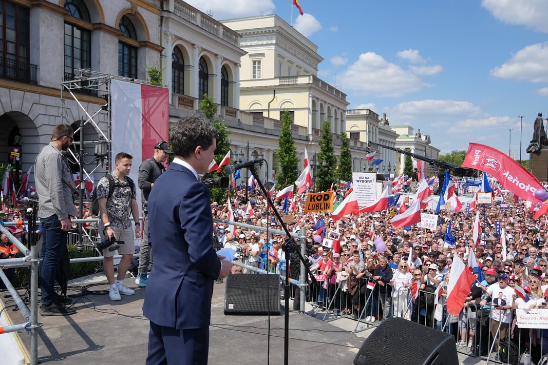 Nicușor Dan, noul președinte ales al României, sprijnă candidatul pro-UE în Polonia în prima sa vizită internațională oficială