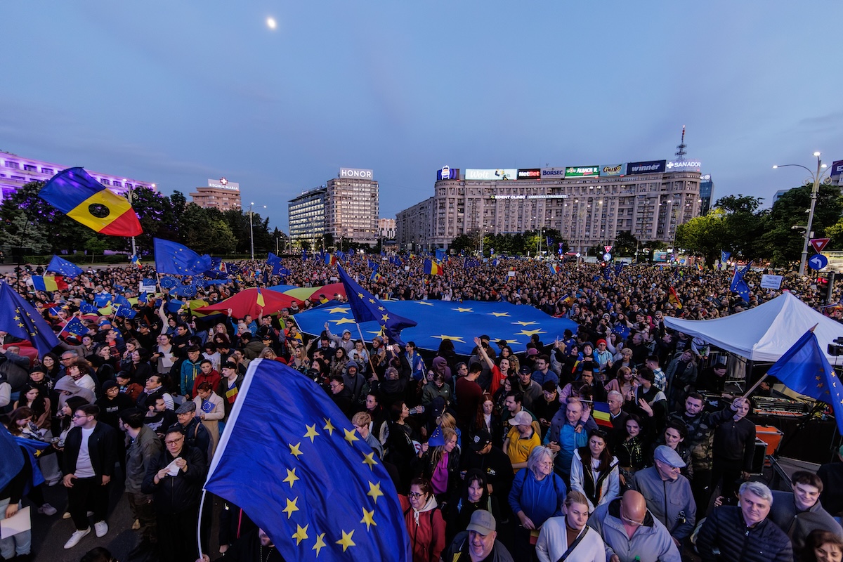 Mii de Români în Stradă: Mitinguri Pro-Europene în București și Alte Orașe Înainte de Votul Prezidențial din 18 Mai
