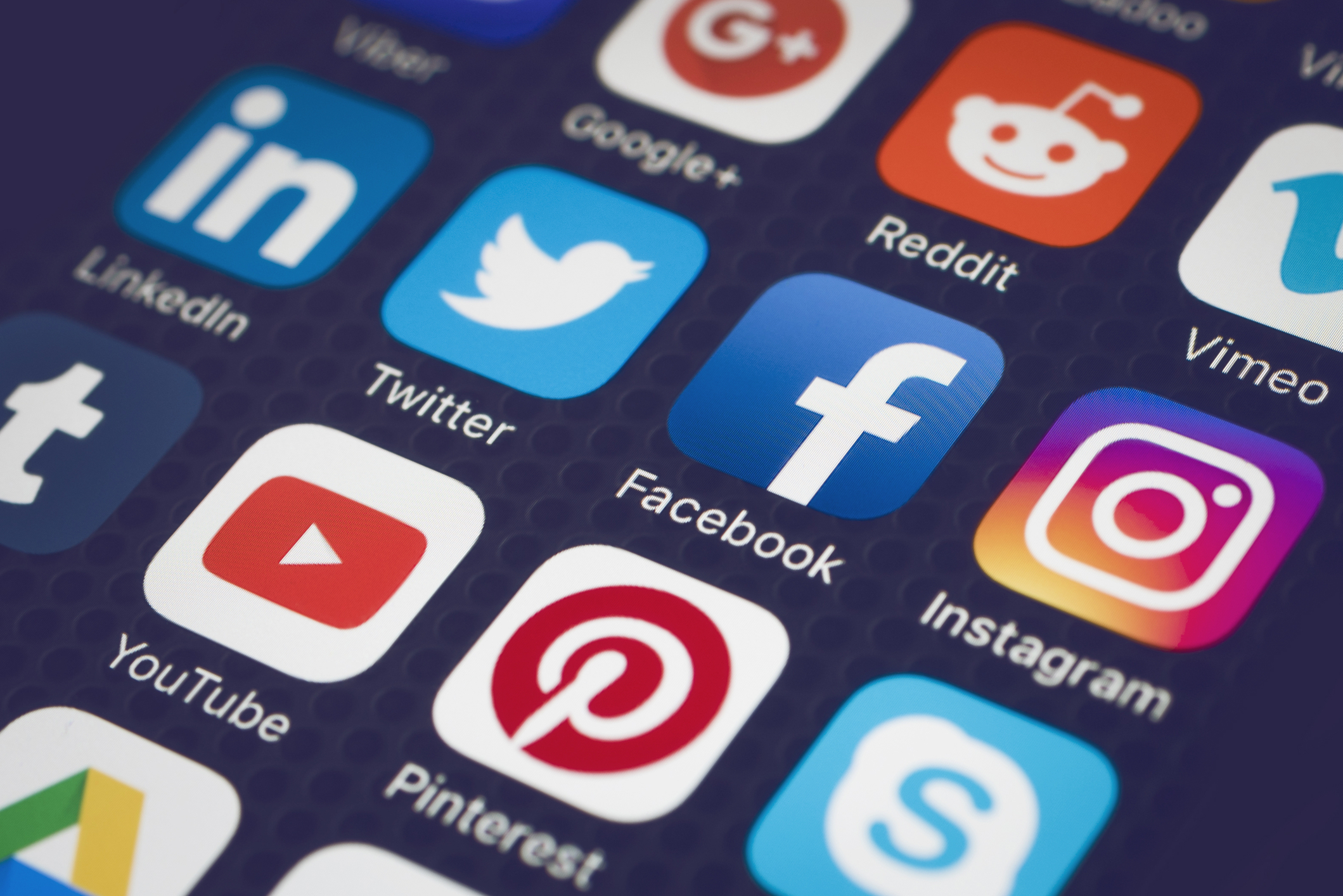  Facebook domină peisajul digital românesc, TikTok câștigă popularitate rapidă