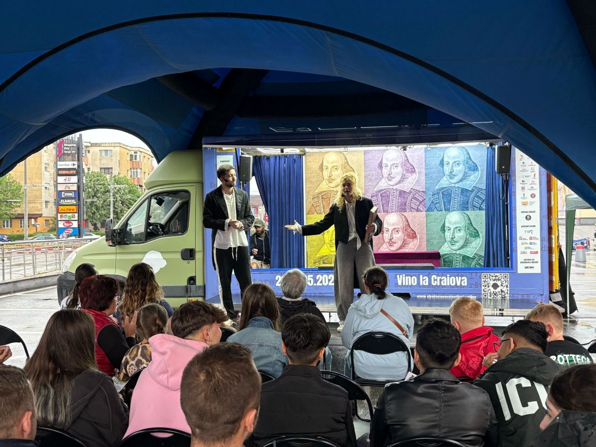 Caravana teatrală Shakespeare aduce capodoperele Bardului către toate comunitățile din România, democratizând cultura teatrală în orașe și sate!